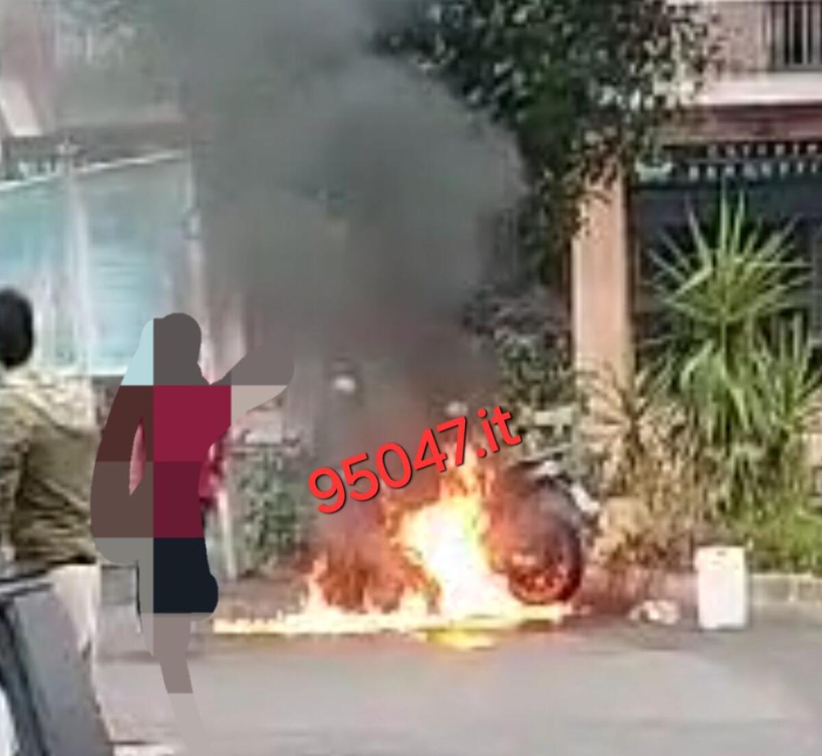 INCENDIO A SANTA MARIA DI LICODIA: SCOOTER AVVOLTO DALLE FIAMME IN VIA VITTORIO EMANUELE - 