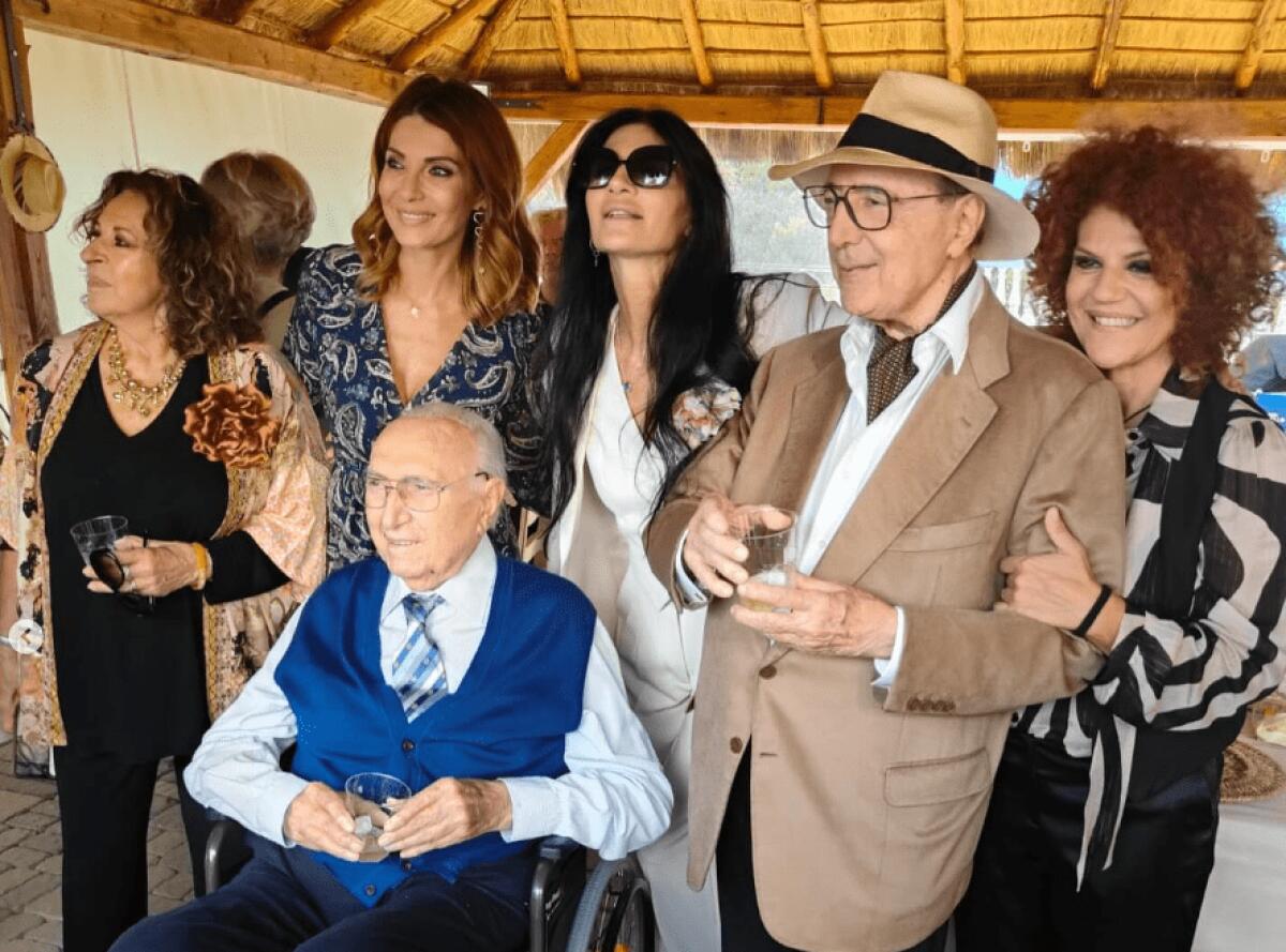 PIPPO BAUDO IN SEDIA A ROTELLE: IL CONDUTTORE RIAPPARE IN PUBBLICO AL COMPLEANNO DI PINGITORE - 