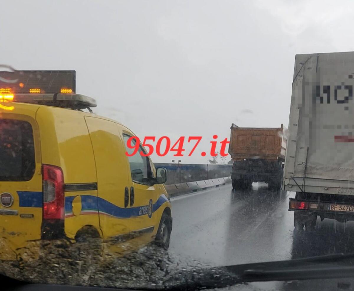 DISAGI SULLA SUPERSTRADA 121: MEZZI BLOCCATI IN CORSIA DI SORPASSO GENERANO LUNGHE CODE - 