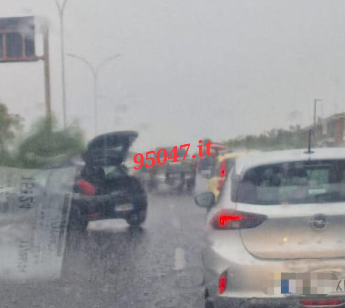 INCIDENTE STRADALE SULLA CIRCONVALLAZIONE DI CATANIA: AUTO CONTRO IL GUARDRAIL - 