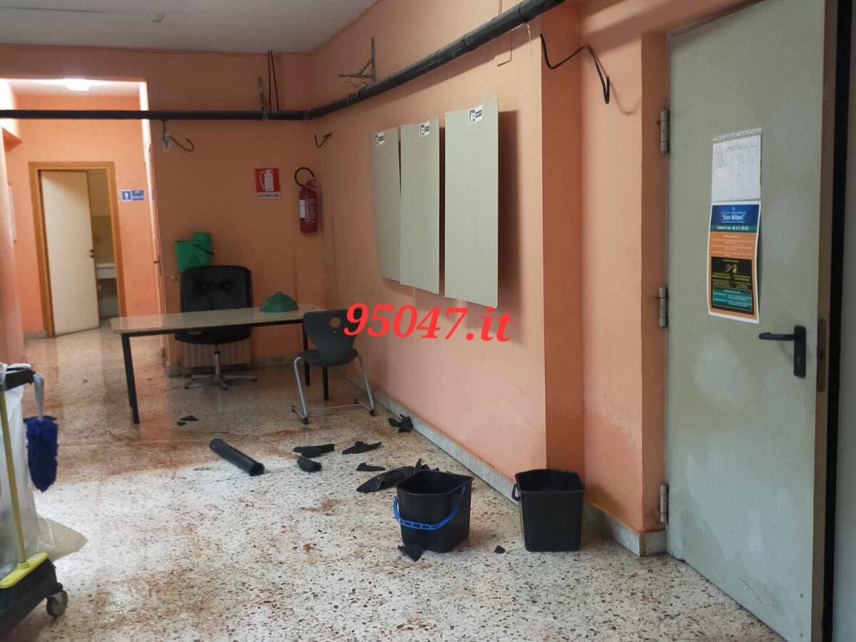 BRUTTA SORPRESA IL PRIMO GIORNO DI SCUOLA ALL’ISTITUTO "DON MILANI" DI PATERNÒ: LADRI RUBANO RAME E ALLAGANO LE CLASSI - 