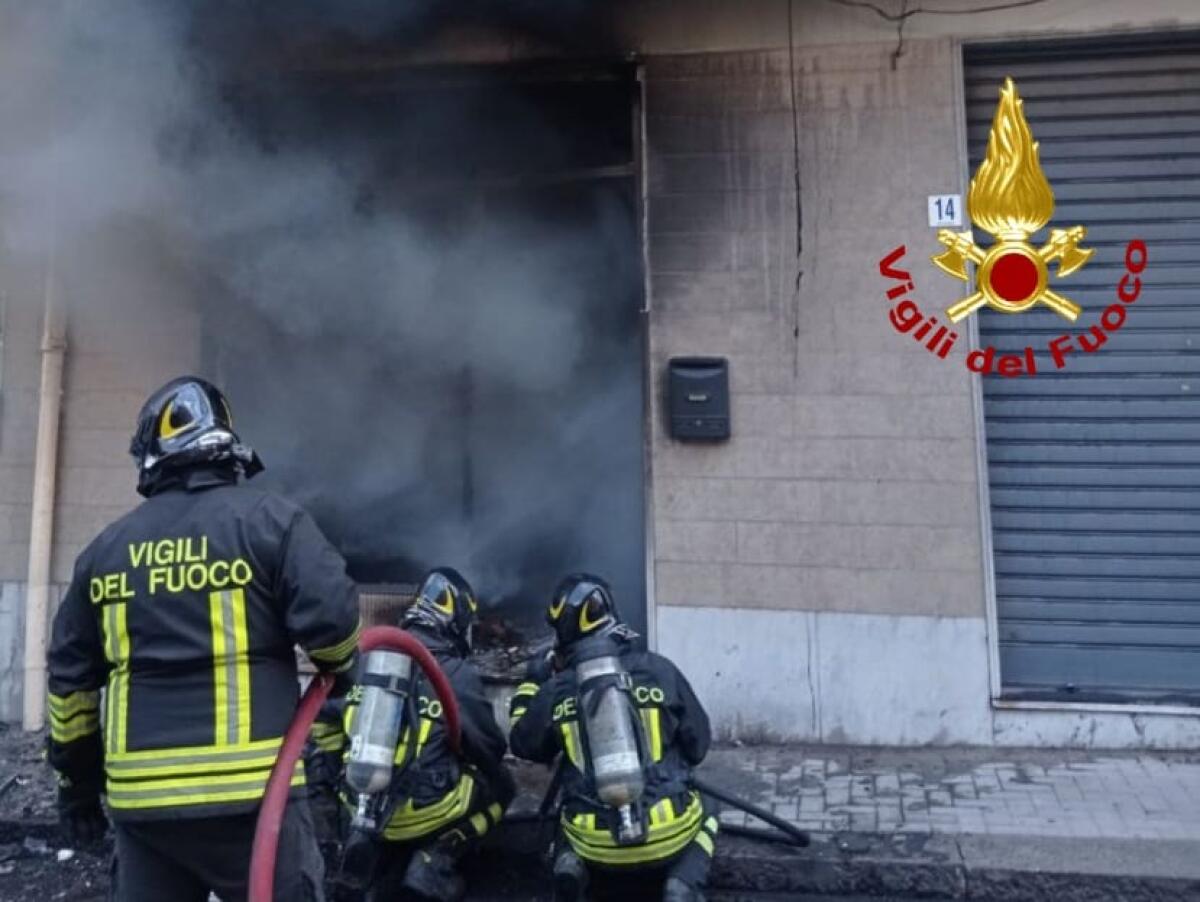 ACIREALE. INCENDIO IN UNA TAPPEZZERIA, DUE PERSONE INTOSSICATE DAI FUMI - 