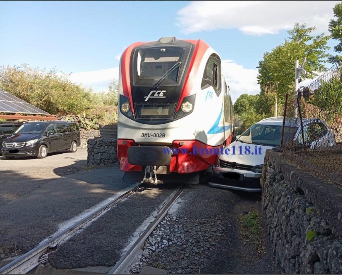 PAURA A CASTIGLIONE DI SICILIA AUTO SI SCONTRA CON LA "LITTORINA. NESSUN FERITO, SOLO TANTO SPAVENTO - 