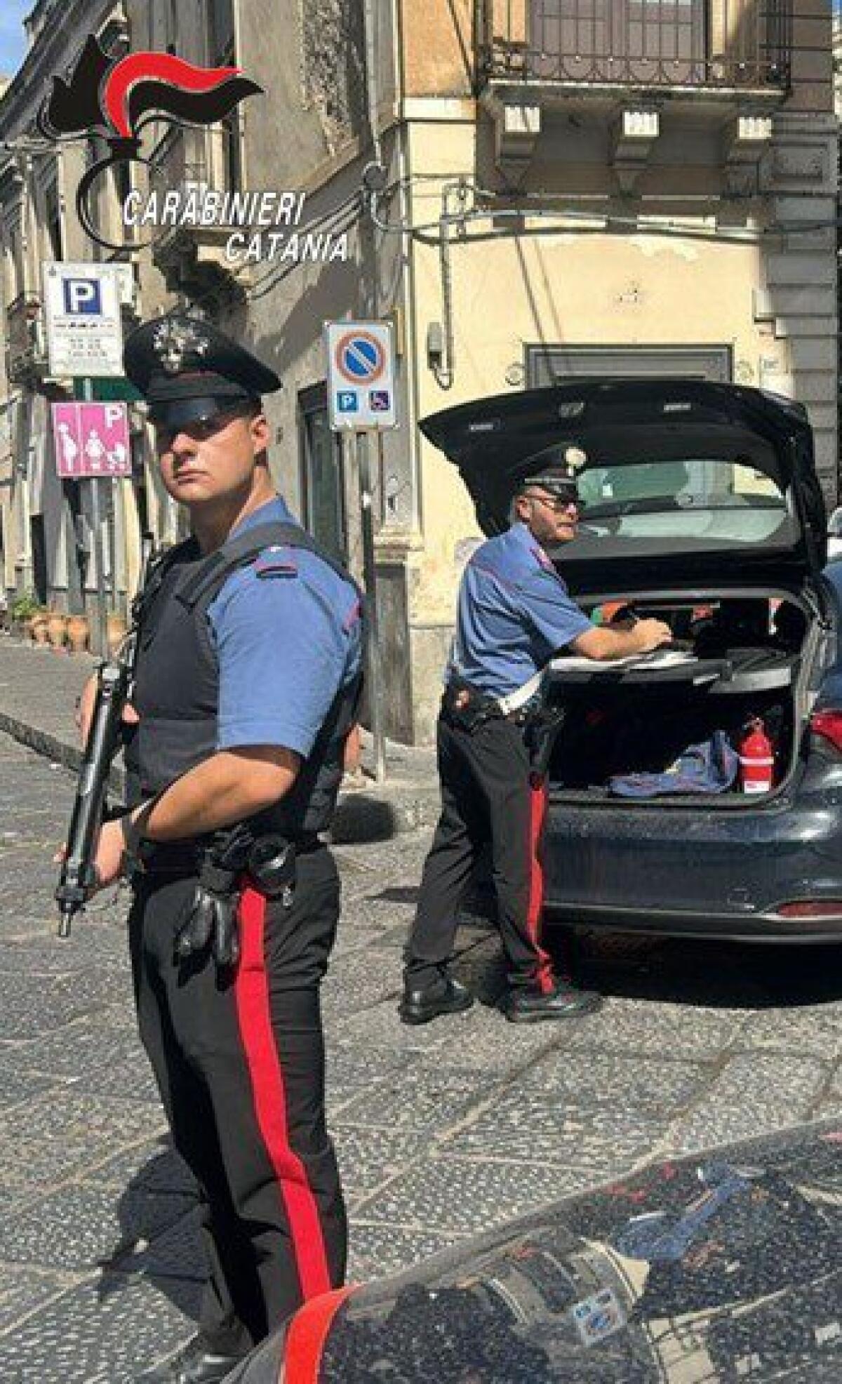 BIANCAVILLA. BUSSA INSISTENTEMENTE ALLA PORTA E LA SFONDA: SCOPPIA LA RISSA. 3 ARRESTI E 3 DENUNCE - 