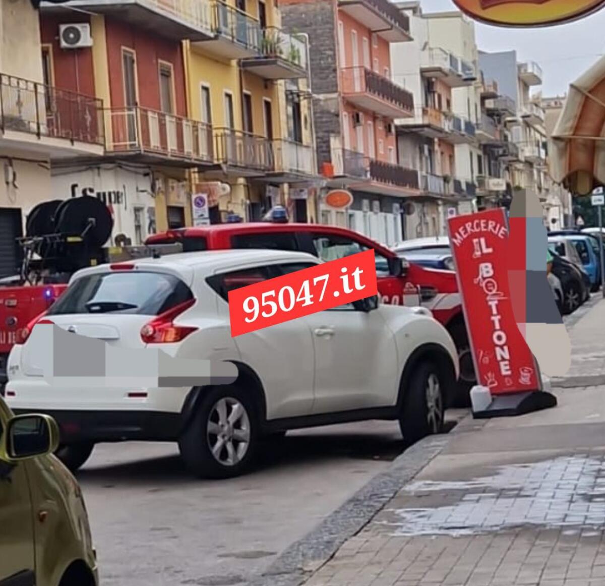 INCENDIO NEL CENTRO DI PATERNÒ: VIGILI DEL FUOCO INTERVENGONO IN VIA EMANUELE BELLIA - 