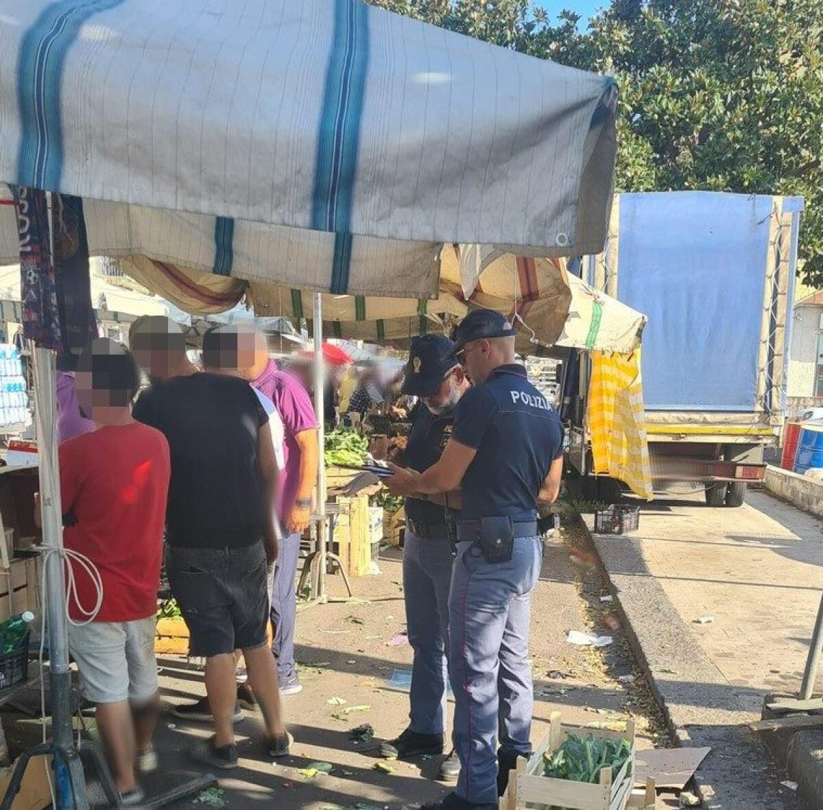 CATANIA, BLITZ AL MERCATO DI NESIMA: SEQUESTRATI 150 KG DI ALIMENTI E RIMOSSE BANCARELLE ABUSIVE - 