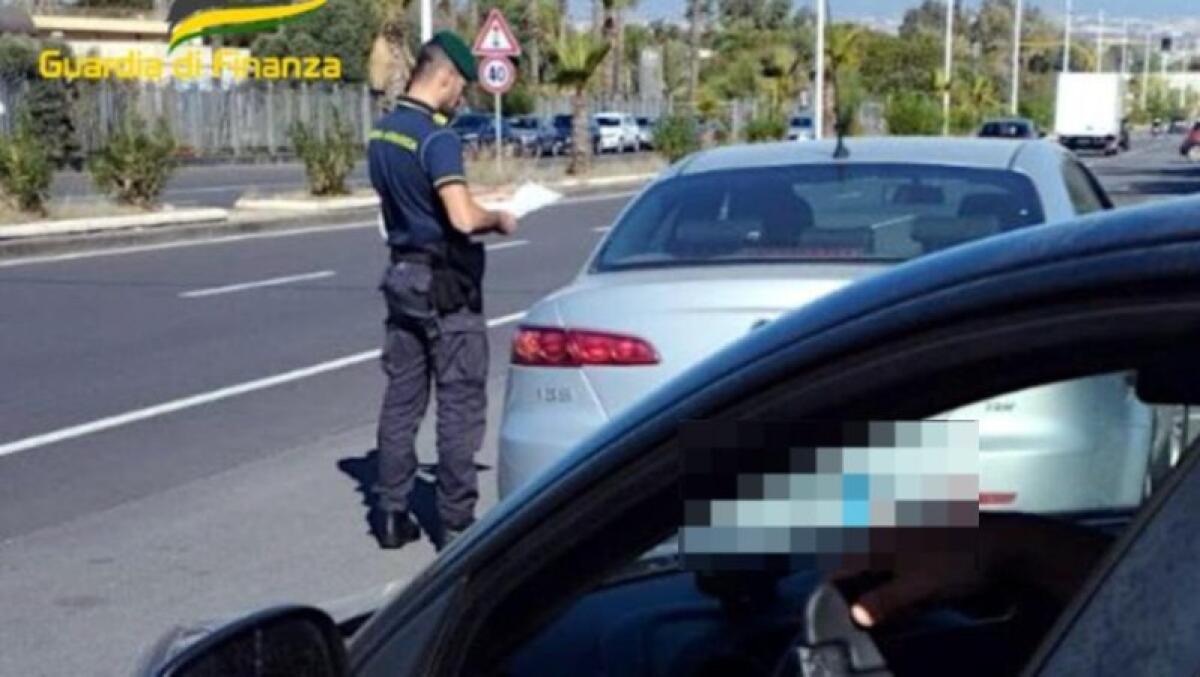 INSEGUIMENTO A CATANIA: LADRO DI AUTO FERITO E ARRESTATO DOPO SCONTRO CON FURGONE - 