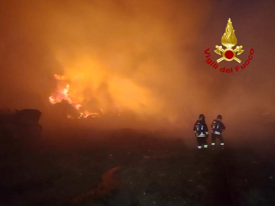 CATANIA. VASTO INCENDIO NEI PRESSI DEL CIMITERO: COLONNA DI FUMO VISIBILE DA LONTANO, VIGILI DEL FUOCO ED ELICOTTERO IN AZIONE