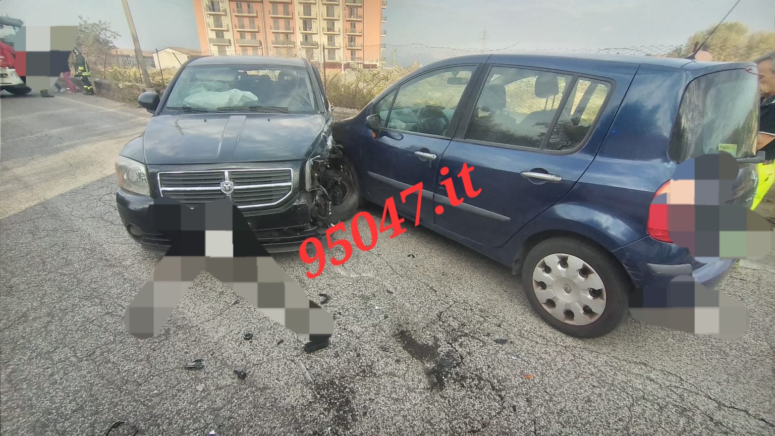 PATERNO'. INCIDENTE QUESTA MATTINA IN VIA MONGIBELLO: TRE MEZZI COINVOLTI, DUE FERITI