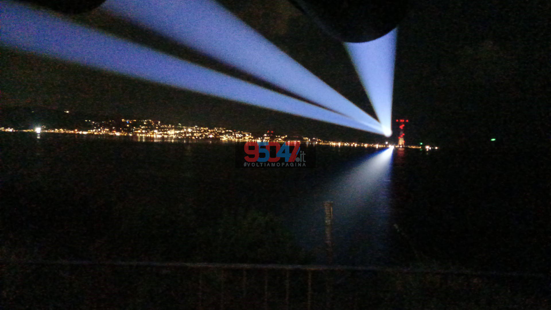 UN PONTE SULLO STRETTO SPETTACOLARE: FASCIONI DI LUCE UNISCONO SICILIA E CALABRIA