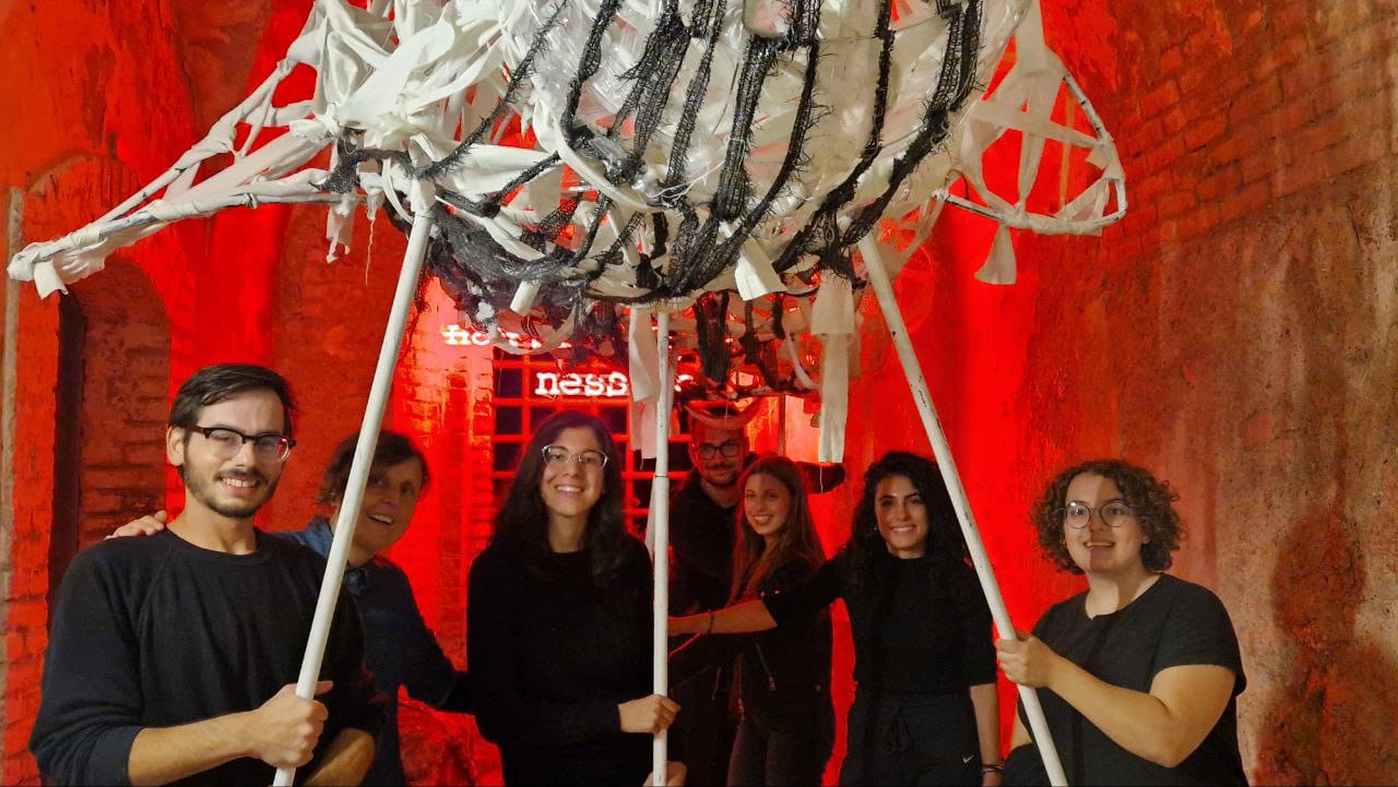 La Balena Danzante e la Luna Bianca: Un Viaggio Poetico tra Mare e Magia alla Biennale dello Stretto