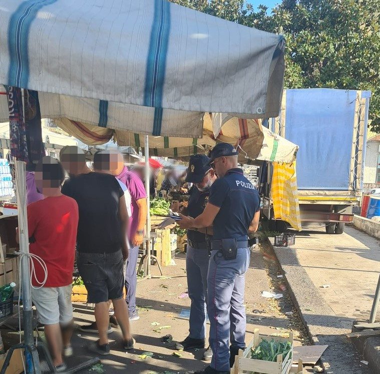 CATANIA, BLITZ AL MERCATO DI NESIMA: SEQUESTRATI 150 KG DI ALIMENTI E RIMOSSE BANCARELLE ABUSIVE