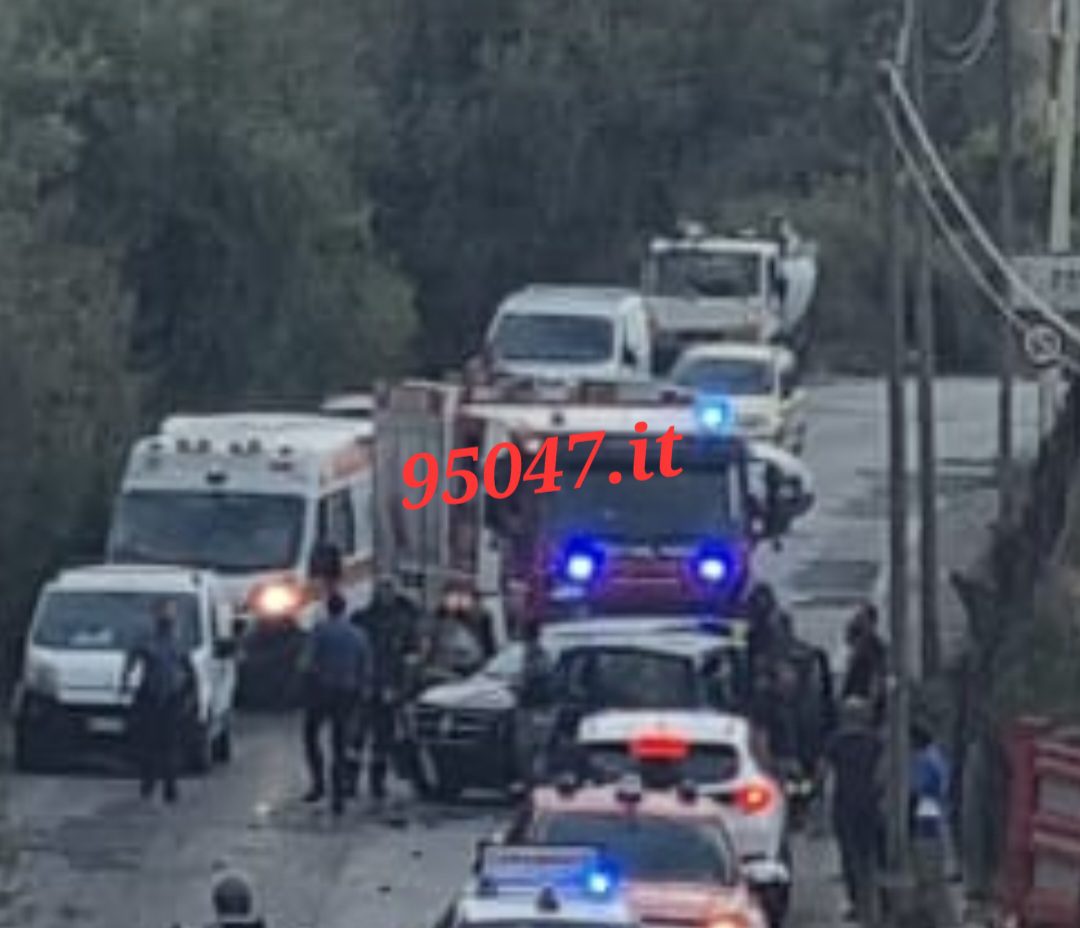 PATERNO'. INCIDENTE QUESTA MATTINA IN VIA MONGIBELLO: TRE MEZZI COINVOLTI, DUE FERITI