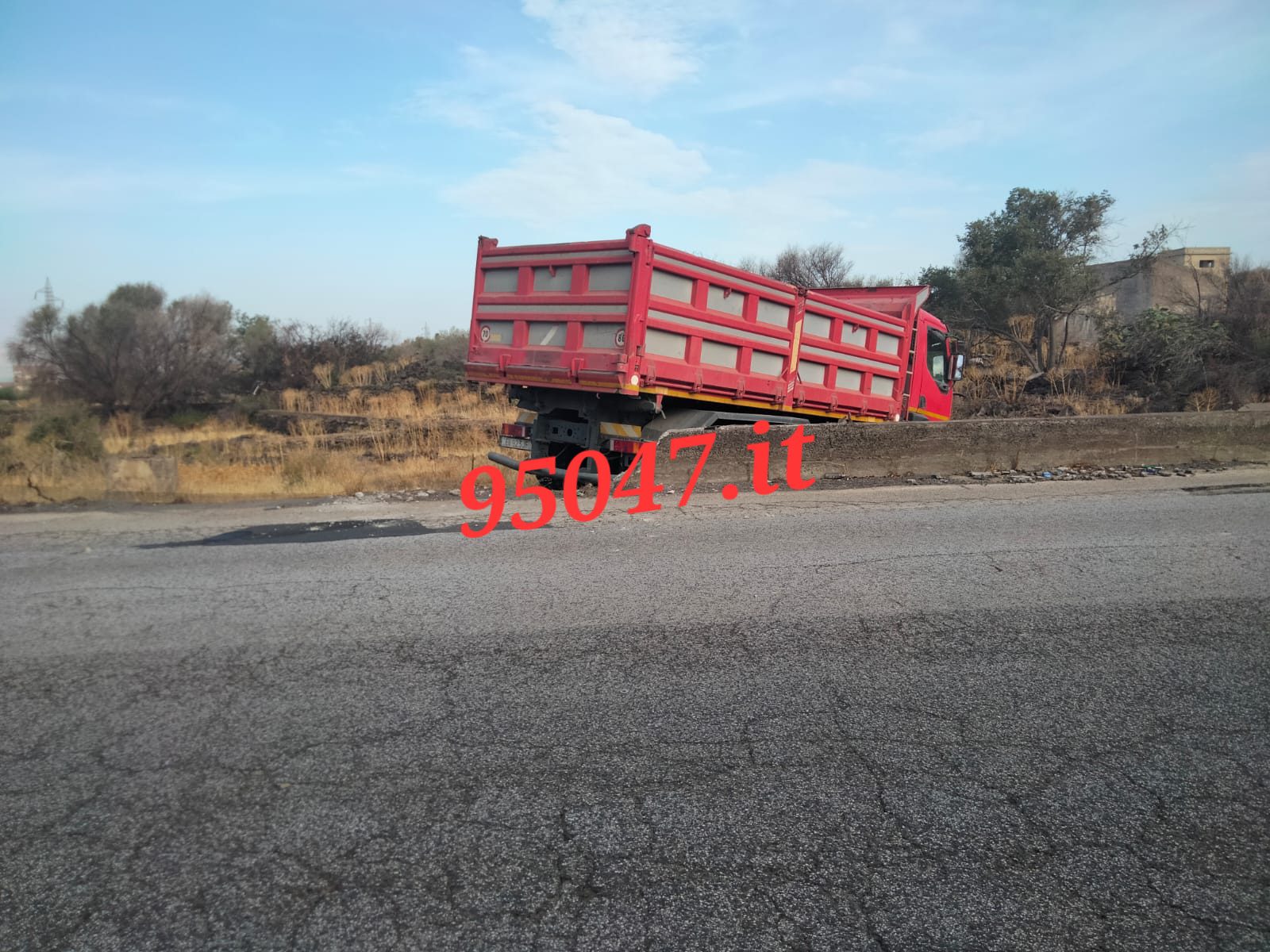 PATERNO'. INCIDENTE QUESTA MATTINA IN VIA MONGIBELLO: TRE MEZZI COINVOLTI, DUE FERITI