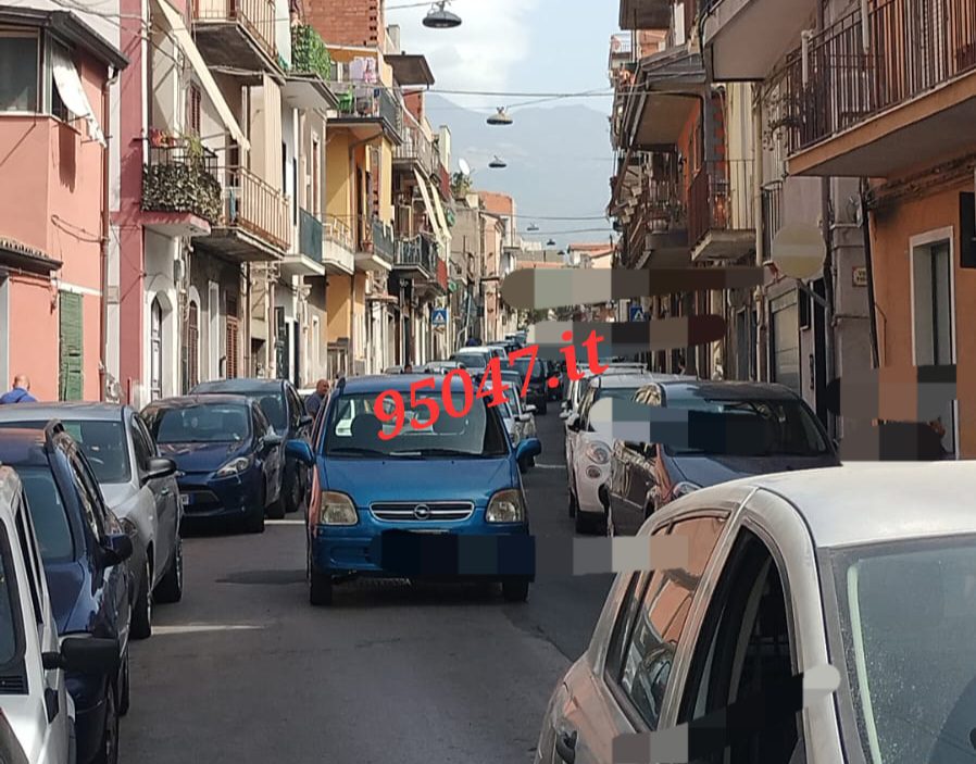 PATERNÒ, CAMION BLOCCATO PER UN'ORA, I CITTADINI RISOLVONO IL PROBLEMA SPOSTANDO L'AUTO CON UN CRIC