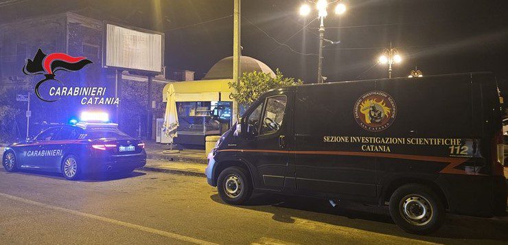 UNDICI COLPI CONTRO CHIOSCO A TREPUNTI DI GIARRE: CARABINIERE FERITO ALLA TESTA, ARRESTATO MENTRE RINCASAVA DOPO NOTTE DI FUGA