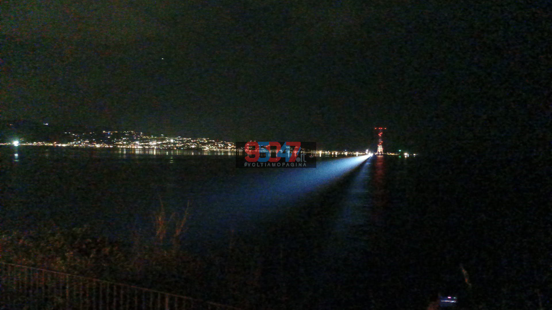 UN PONTE SULLO STRETTO SPETTACOLARE: FASCIONI DI LUCE UNISCONO SICILIA E CALABRIA