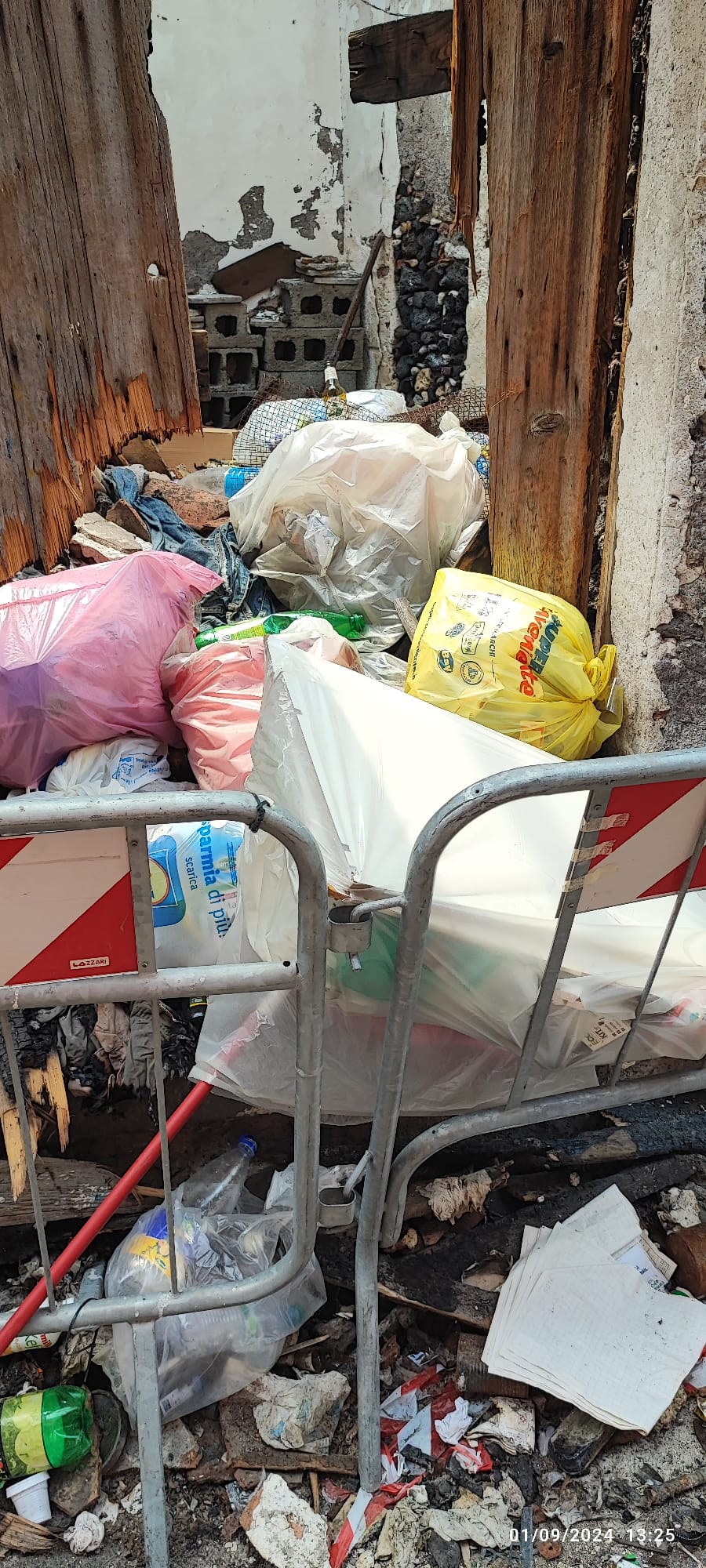 PATERNO'. INCENDIO E RISCHIO CROLLO: SEGNALAZIONE RICEVUTA PER CASA ABBANDONATA IN VIA VITTORIO ALFIERI