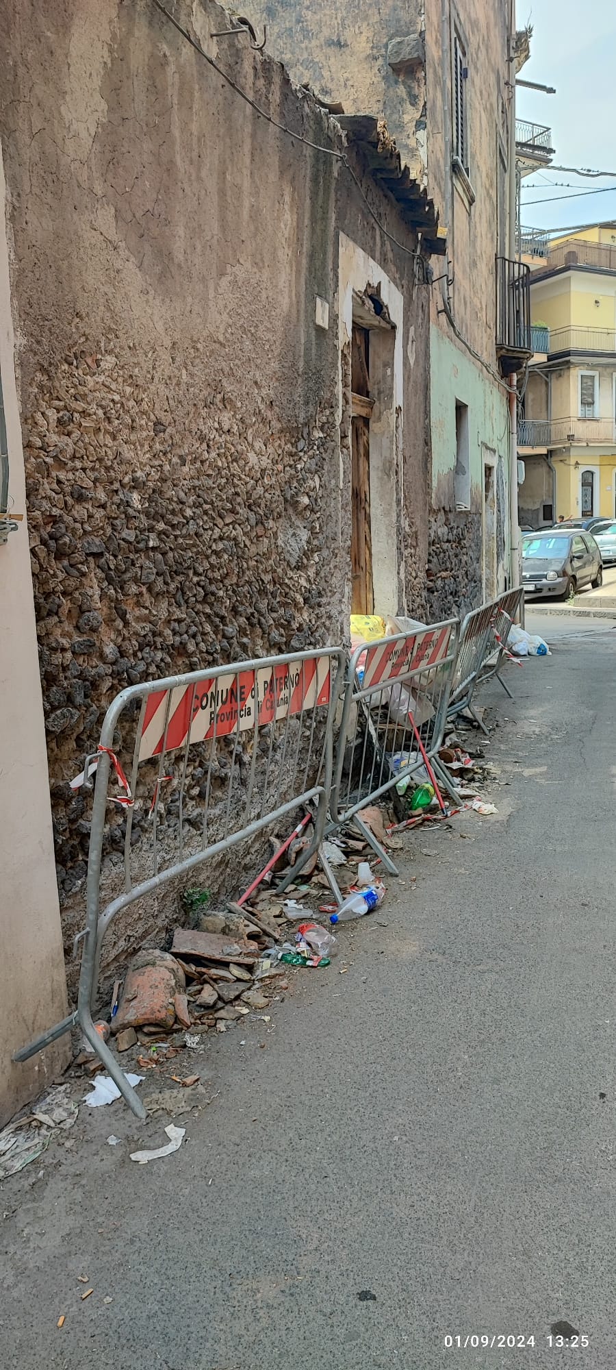 PATERNO'. INCENDIO E RISCHIO CROLLO: SEGNALAZIONE RICEVUTA PER CASA ABBANDONATA IN VIA VITTORIO ALFIERI
