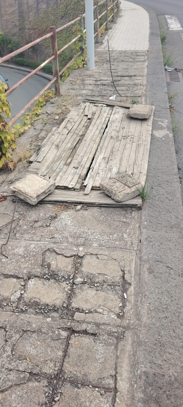 SEGNALAZIONE DI DEGRADO A LARGO MUNICIPIO, PATERNÒ: UNA SITUAZIONE PERICOLOSA DA TANTI ANNI