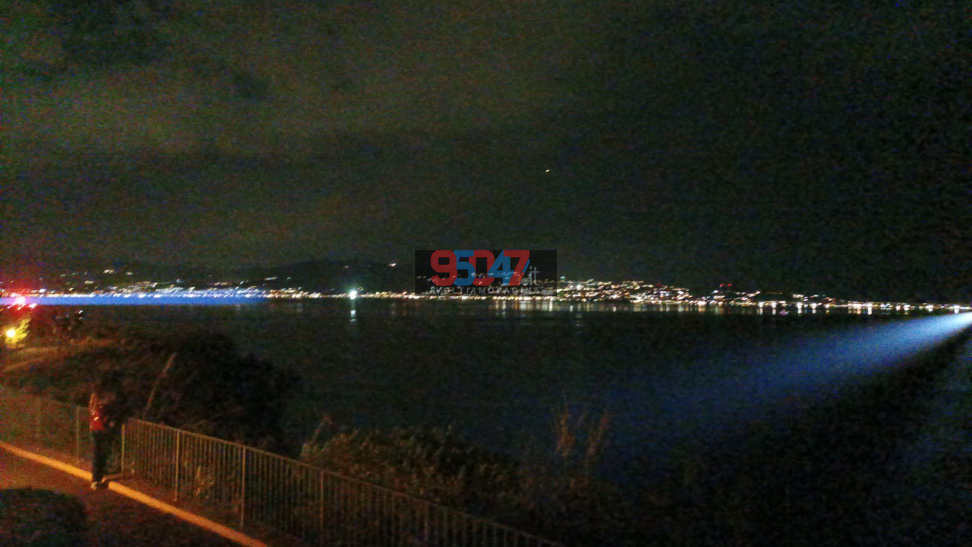 UN PONTE SULLO STRETTO SPETTACOLARE: FASCIONI DI LUCE UNISCONO SICILIA E CALABRIA