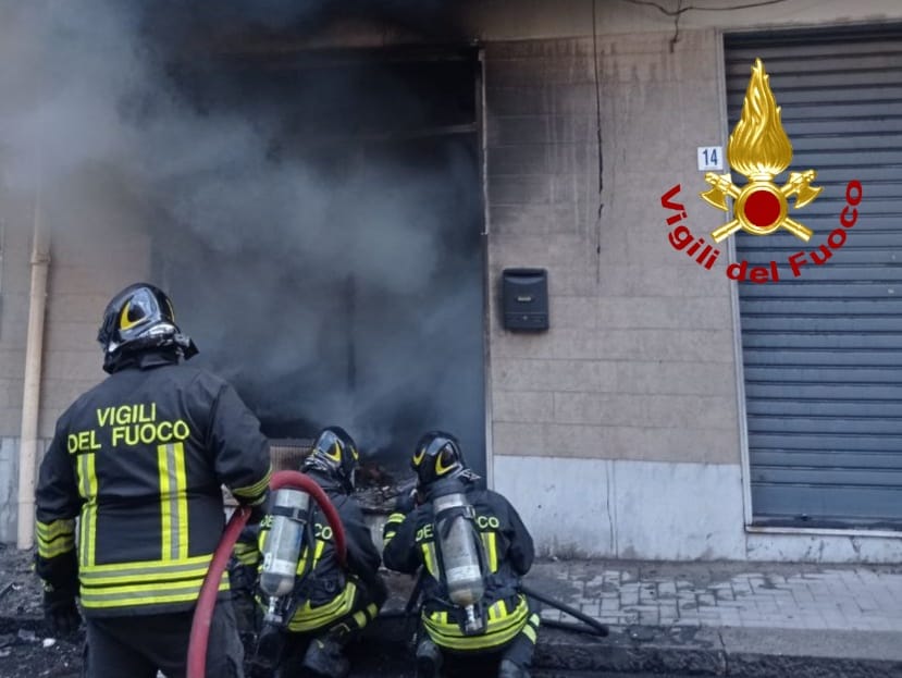 ACIREALE. INCENDIO IN UNA TAPPEZZERIA, DUE PERSONE INTOSSICATE DAI FUMI