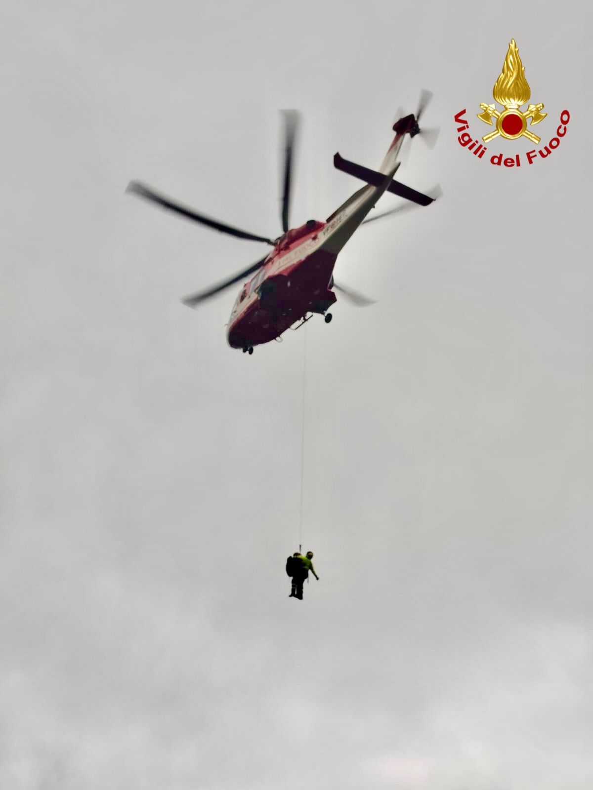 SOCCORSI DUE RAGAZZI CHE SI ERANO PERSI DURANTE UN’ESCURSIONE ALLA GROTTA DEL GELO SUL VERSANTE NORD DELL’ETNA