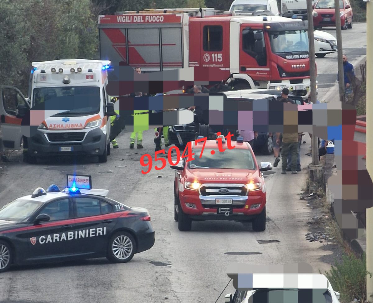 PATERNÒ. GRAVISSINO INCIDENTE IN VIA MONGIBELLO.  SOCCORSI SUL POSTO E STRADA CHIUSA