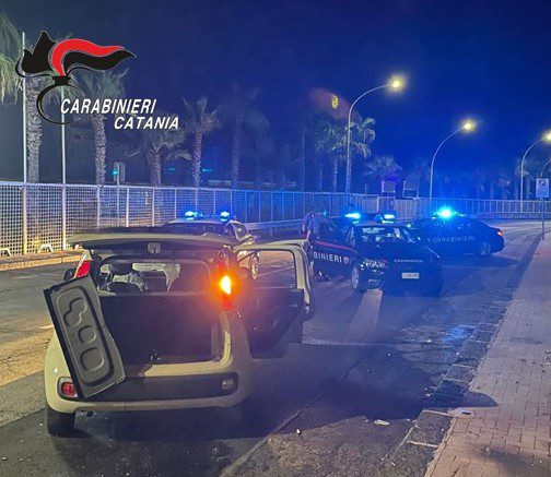 ACI CASTELLO. TENTANO DI TAGLIARE CON UN FLEX LE CASSE DEI PARCOMETRI MA VENGONO SCOPERTI DAI CARABINIERI.