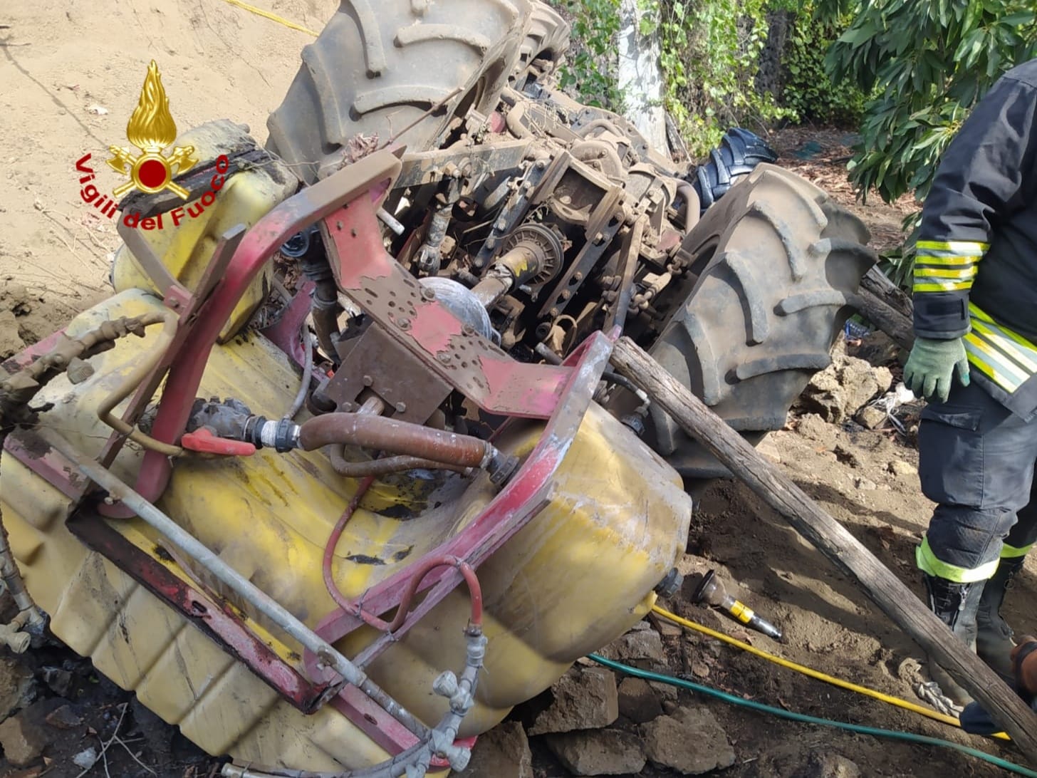 VIAGRANDE. TRATTORE SI RIBALTA, AGRICOLTORE RESTA INCASTRATO MESSO IN SALVO DAI VIGILI DEL FUOCO