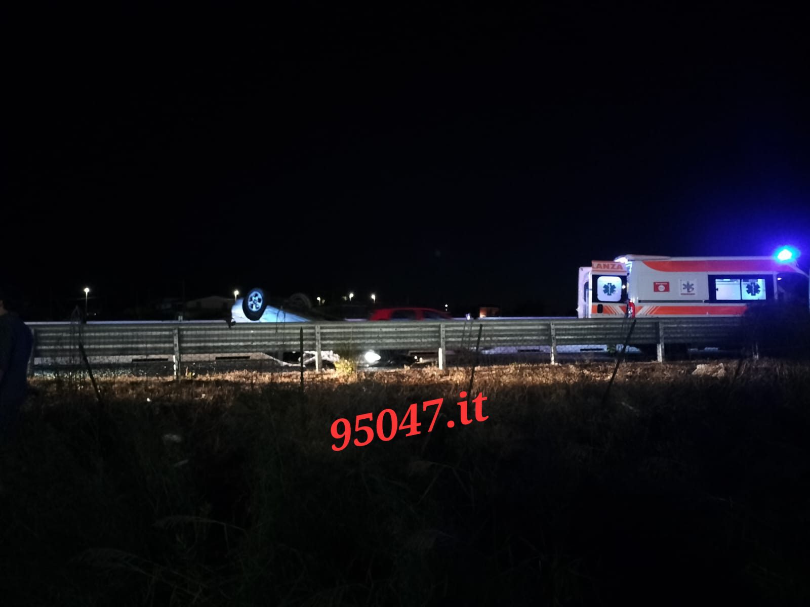 GRAVE INCIDENTE SULLA SUPERSTRADA 121: AUTO SI RIBALTA NEI PRESSI DELLO SVINCOLO DEL CENTRO COMMERCIALE