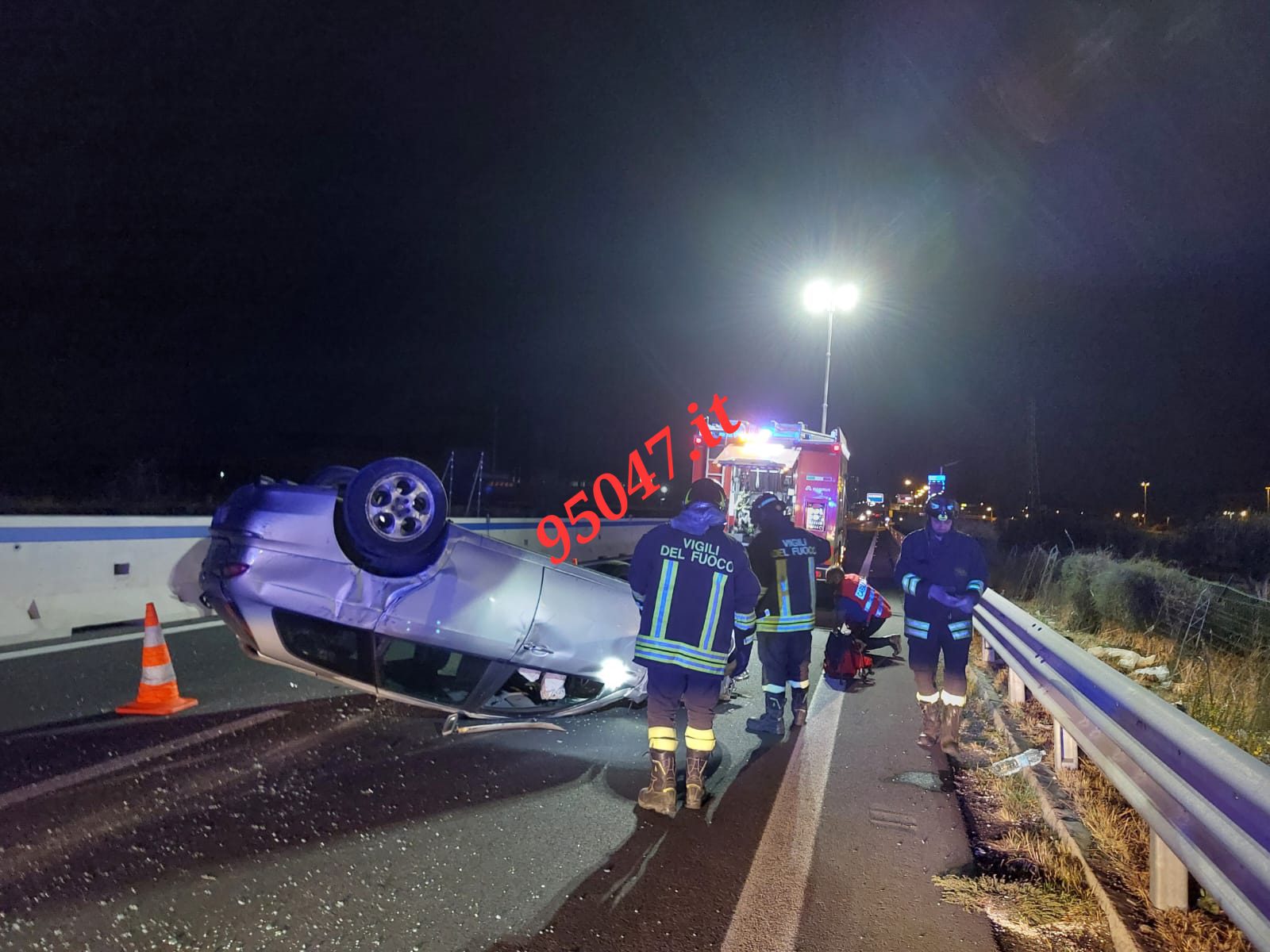 INCIDENTE SULLA SUPERSTRADA 121: AUTO SI RIBALTA NEI PRESSI DELLO SVINCOLO DEL CENTRO COMMERCIALE, UN FERITO