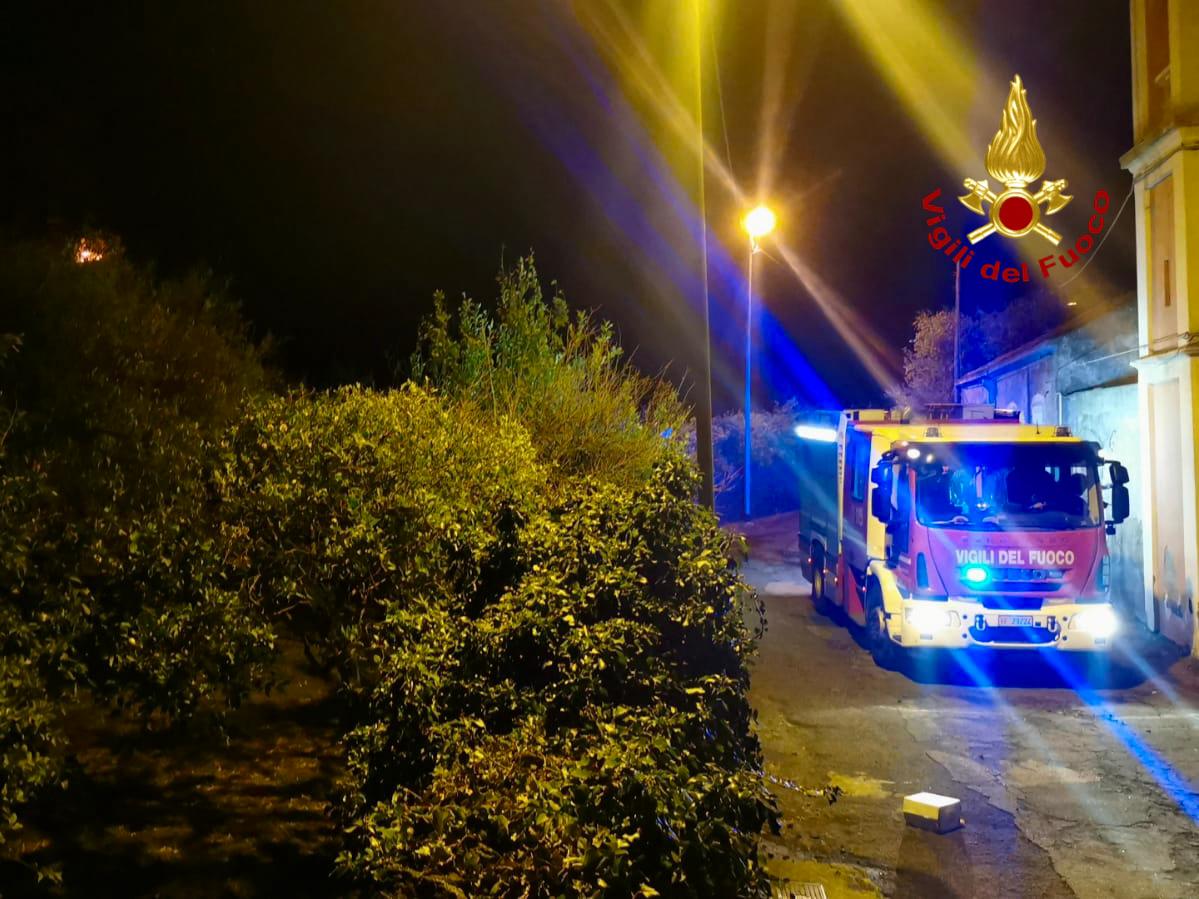 VASTO INCENDIO SULLA TIMPA DI ACIREALE: VIGILI DEL FUOCO DOMANO LE FIAMME DOPO ORE DI INTERVENTO