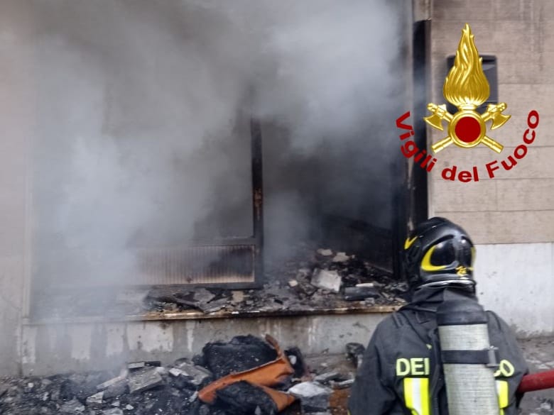 ACIREALE. INCENDIO IN UNA TAPPEZZERIA, DUE PERSONE INTOSSICATE DAI FUMI