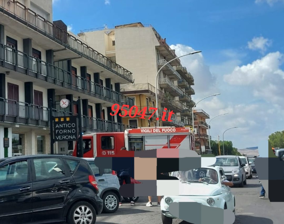 INCENDIO IN MANSARDA A PATERNÒ: INTERVENTO DEI VIGILI DEL FUOCO  CORSO ITALIA