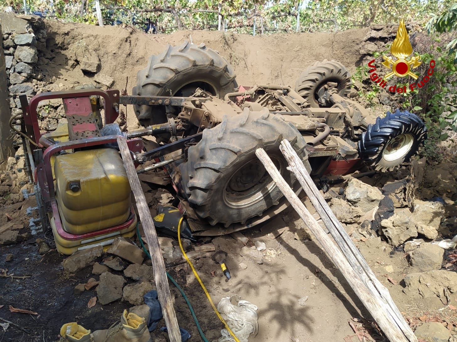 VIAGRANDE. TRATTORE SI RIBALTA, AGRICOLTORE RESTA INCASTRATO MESSO IN SALVO DAI VIGILI DEL FUOCO