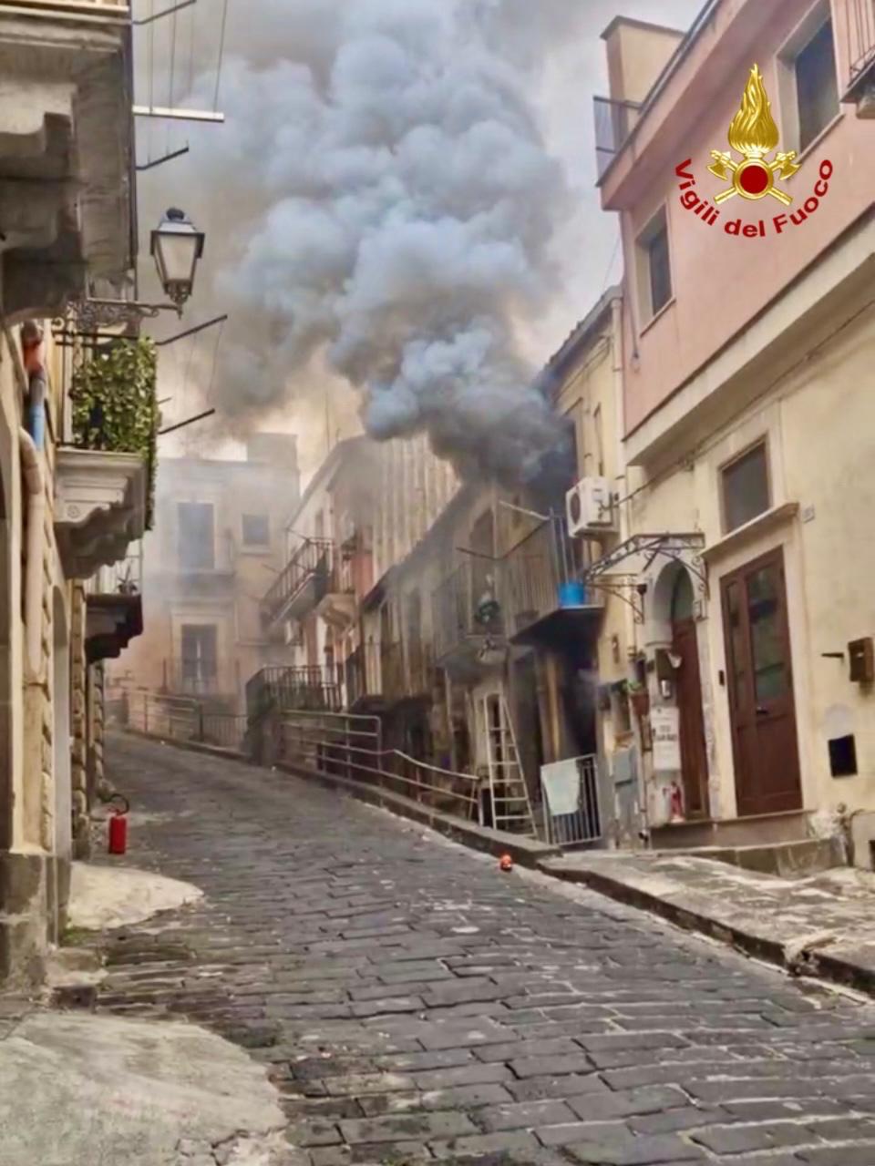 FIAMME IN UNA CASA A VIZZINI: VIGILI DEL FUOCO EROI SALVANO UOMO INTRAPPOLATO