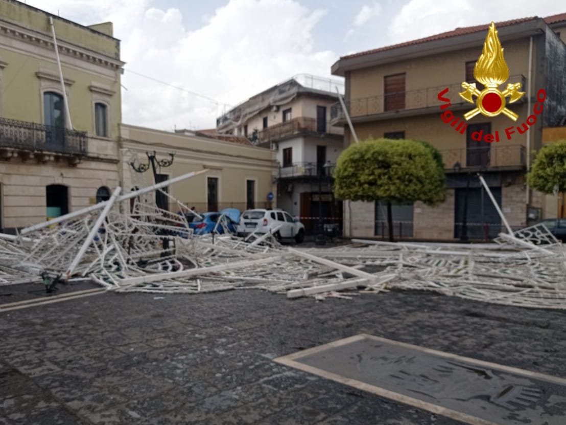 GRANDINATA AD ACI SANT'ANTONIO: CROLLANO LE LUMINARIE