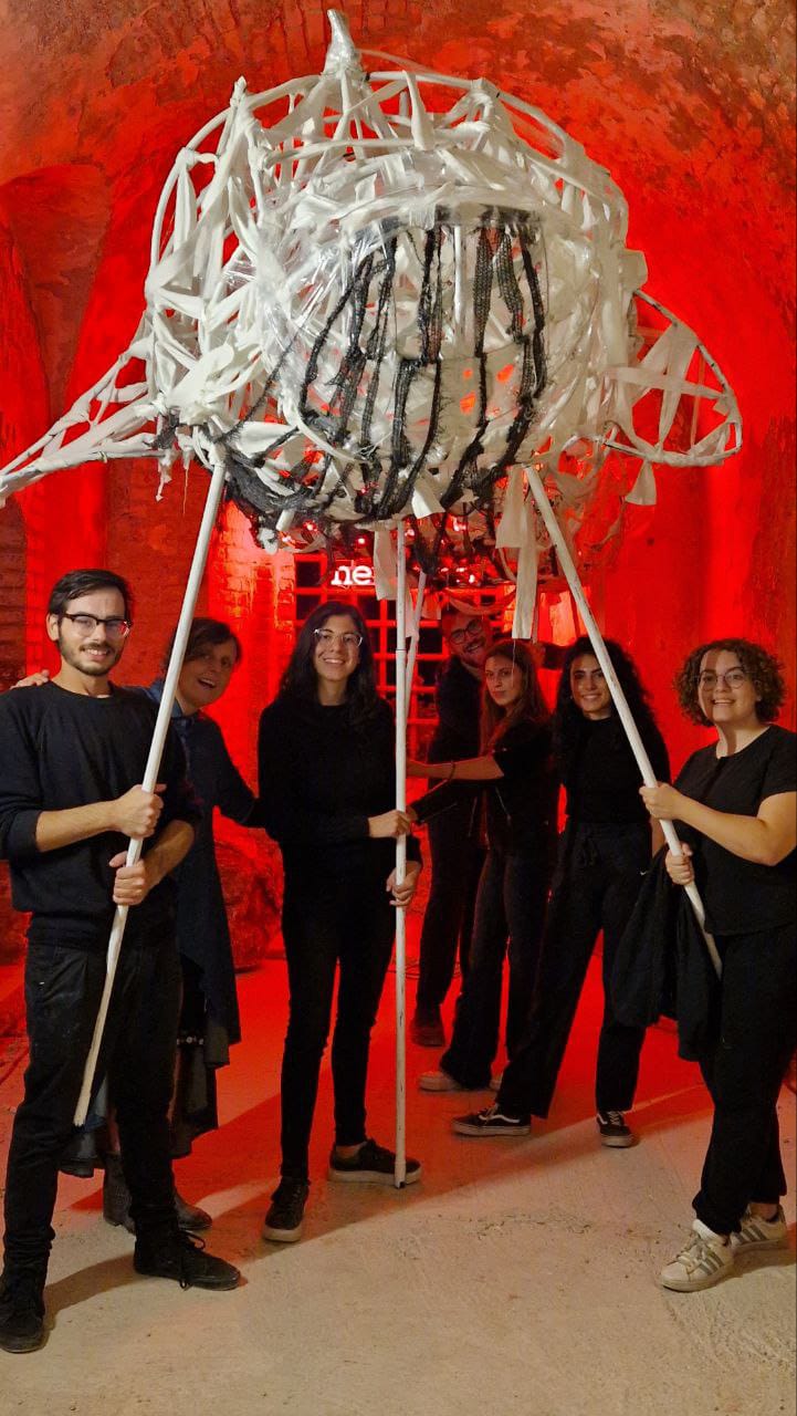 La Balena Danzante e la Luna Bianca: Un Viaggio Poetico tra Mare e Magia alla Biennale dello Stretto