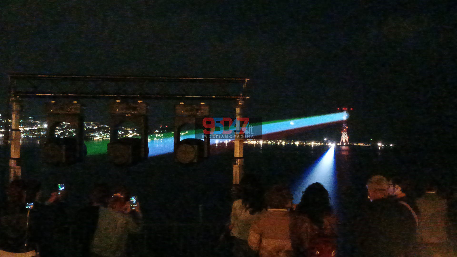 UN PONTE SULLO STRETTO SPETTACOLARE: FASCIONI DI LUCE UNISCONO SICILIA E CALABRIA