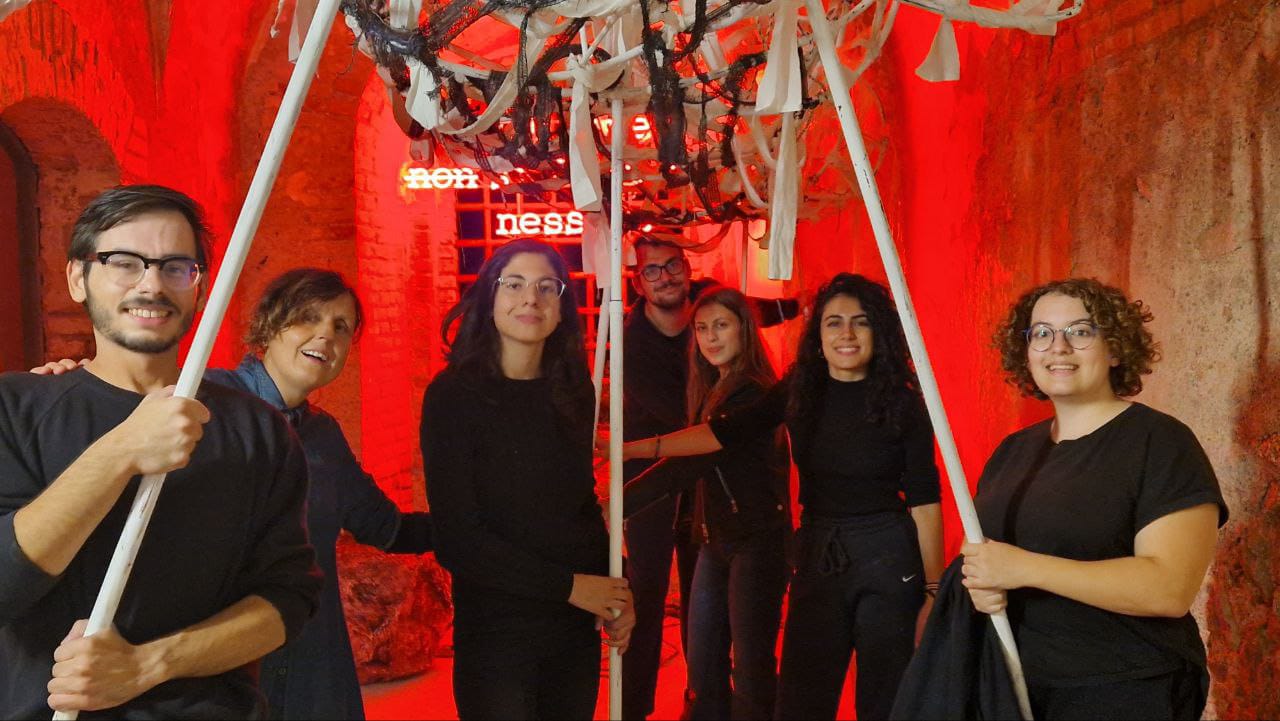 La Balena Danzante e la Luna Bianca: Un Viaggio Poetico tra Mare e Magia alla Biennale dello Stretto