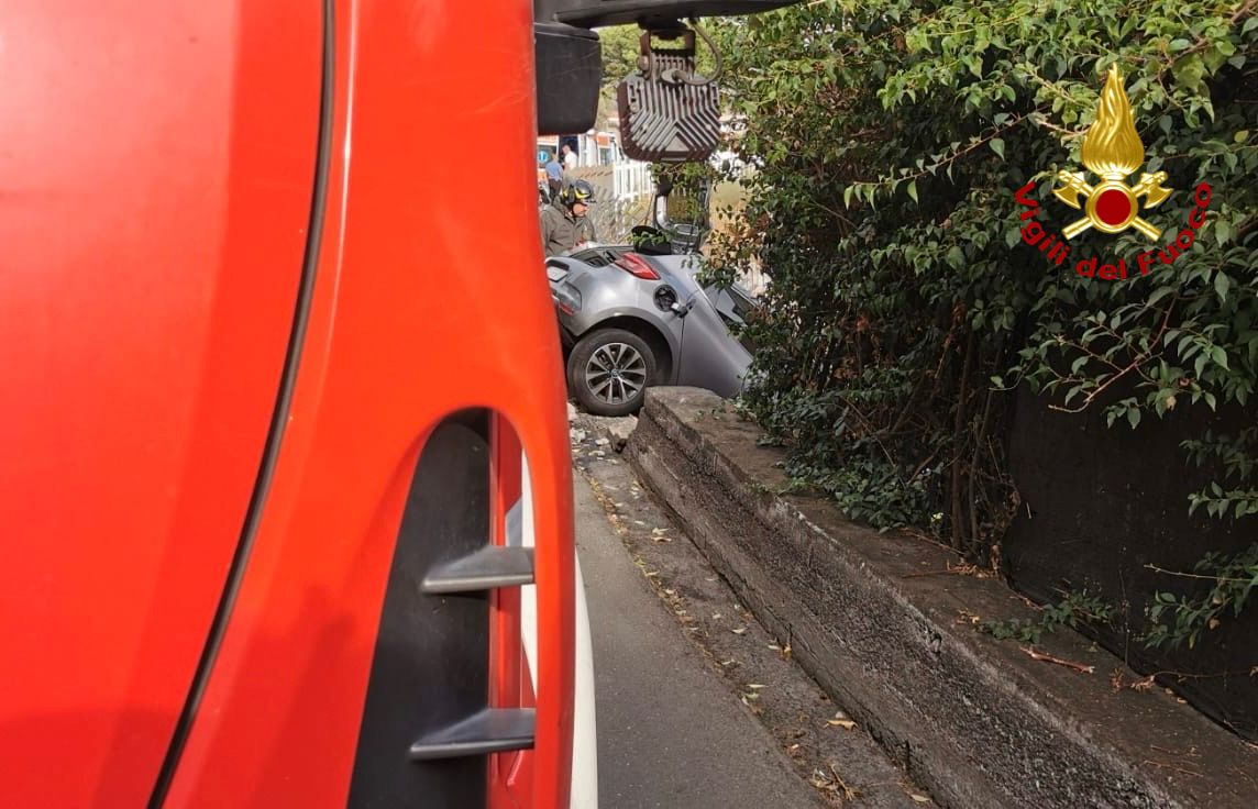 ACICASTELLO: PERDE IL CONTROLLO DELL'AUTO E RIMANE IN BILICO SUL CIGLIO DELLA STRADA, FERITA LIEVE LA CONDUCENTE