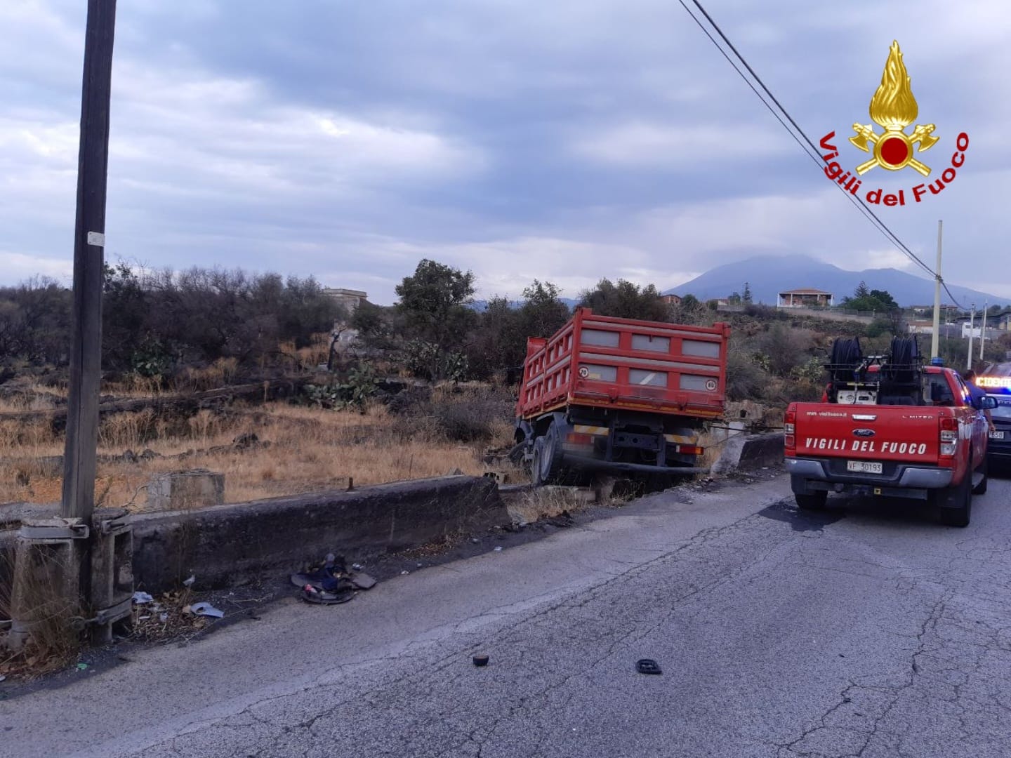 PATERNO'. INCIDENTE QUESTA MATTINA IN VIA MONGIBELLO: TRE MEZZI COINVOLTI, DUE FERITI