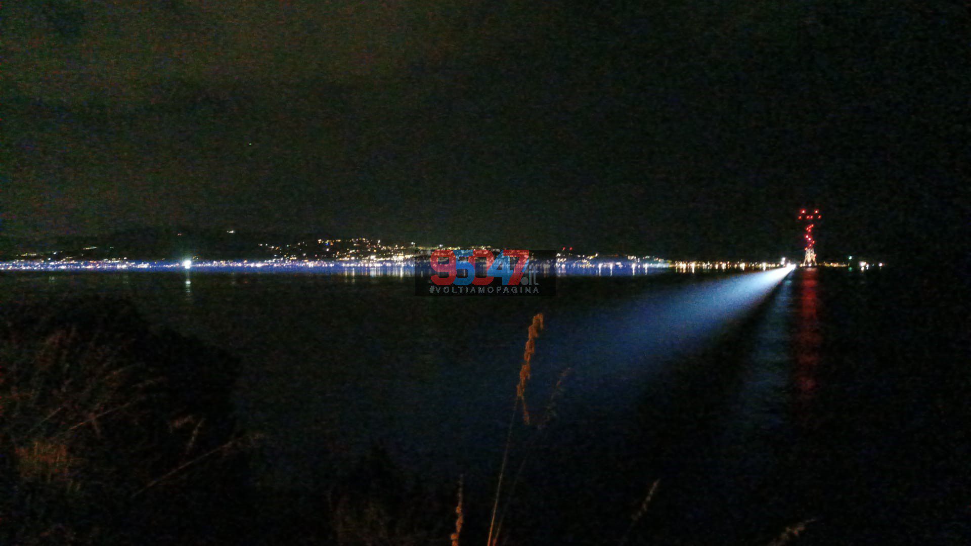UN PONTE SULLO STRETTO SPETTACOLARE: FASCIONI DI LUCE UNISCONO SICILIA E CALABRIA