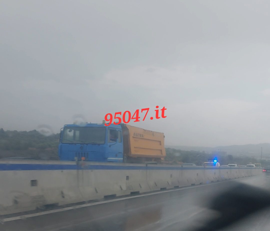 DISAGI SULLA SUPERSTRADA 121: MEZZI BLOCCATI IN CORSIA DI SORPASSO GENERANO LUNGHE CODE