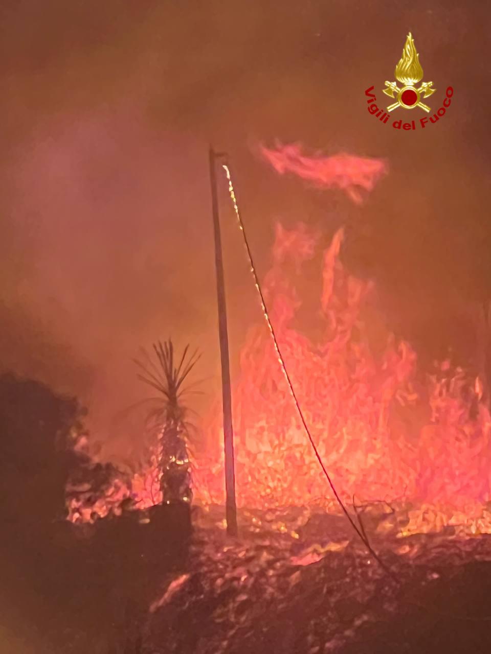 CATANIA. VASTO INCENDIO NEI PRESSI DEL CIMITERO: COLONNA DI FUMO VISIBILE DA LONTANO, VIGILI DEL FUOCO ED ELICOTTERO IN AZIONE