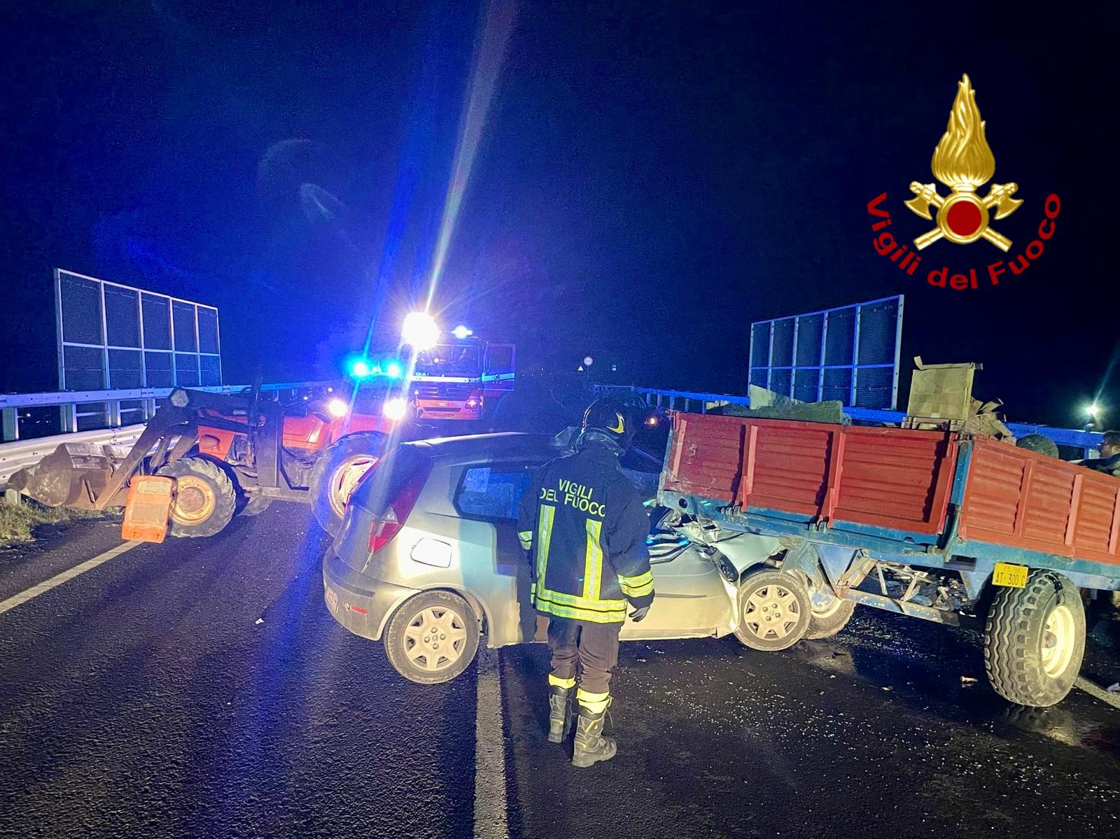 CALTAGIRONE, INCIDENTE STRADALE: VIGILI DEL FUOCO IN AZIONE PER PERDITA DI CARBURANTE