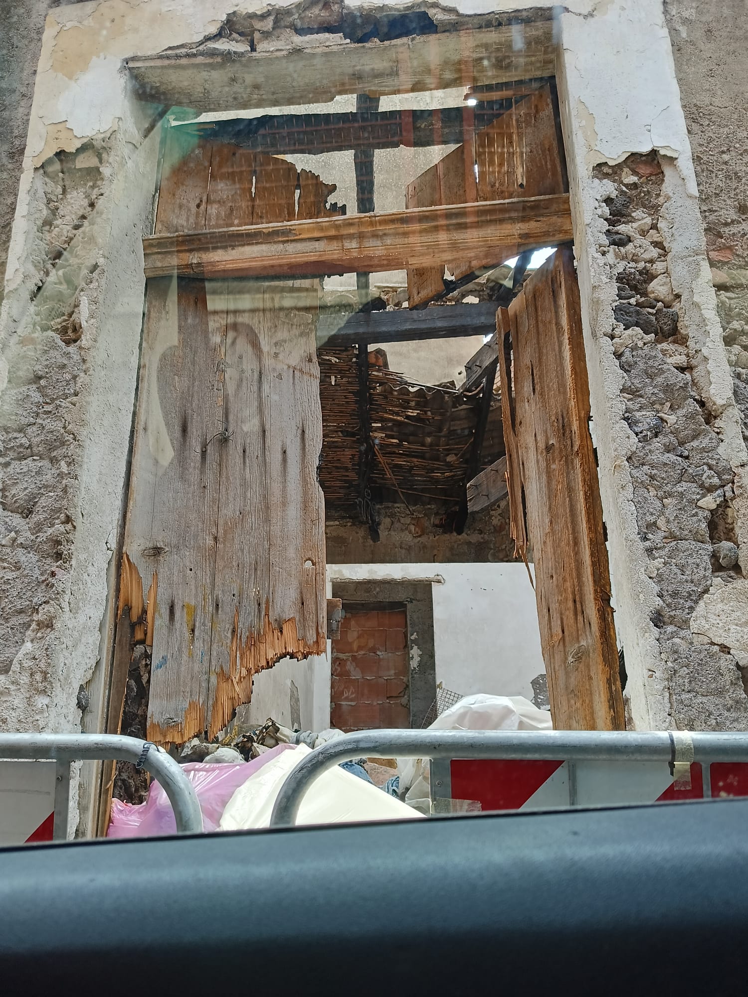 PATERNO'. INCENDIO E RISCHIO CROLLO: SEGNALAZIONE RICEVUTA PER CASA ABBANDONATA IN VIA VITTORIO ALFIERI