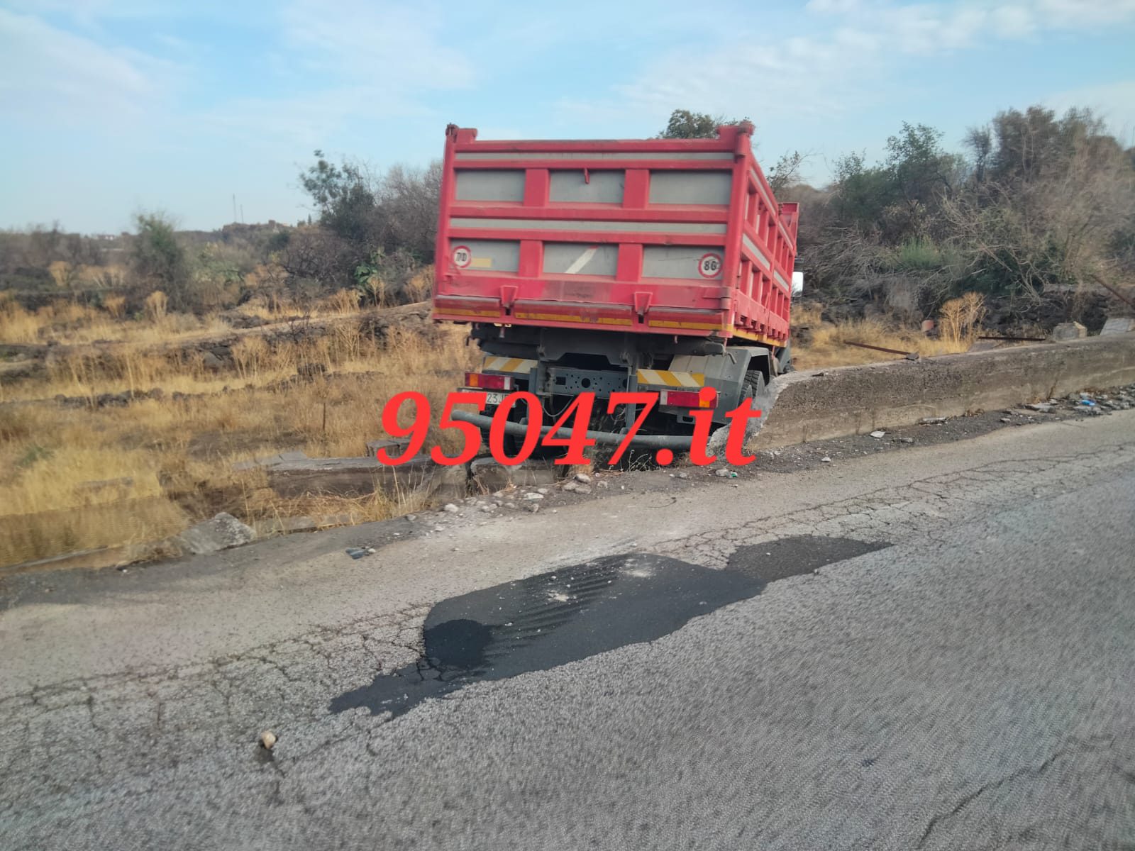 PATERNO'. INCIDENTE QUESTA MATTINA IN VIA MONGIBELLO: TRE MEZZI COINVOLTI, DUE FERITI