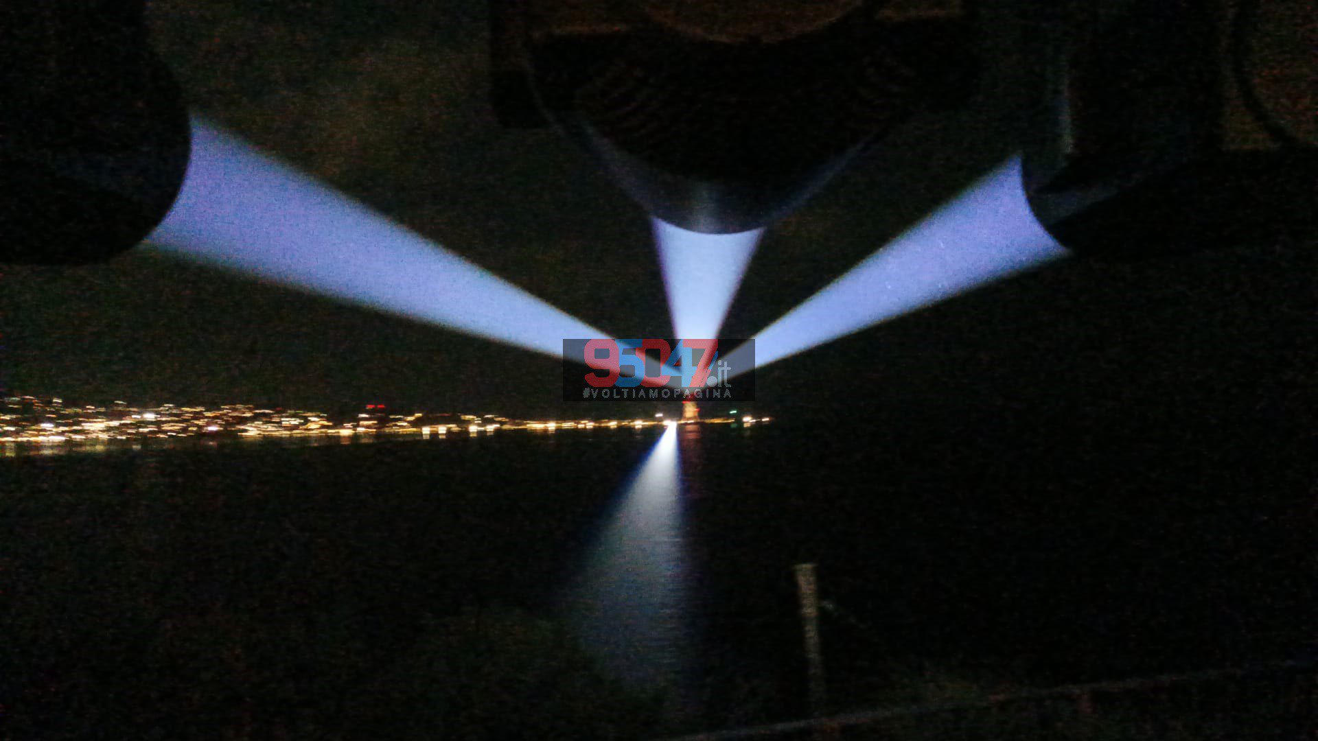 UN PONTE SULLO STRETTO SPETTACOLARE: FASCIONI DI LUCE UNISCONO SICILIA E CALABRIA